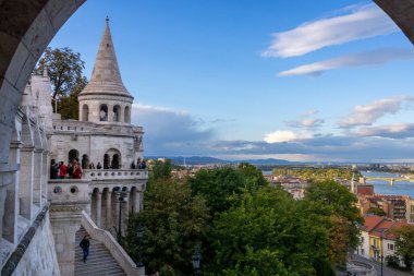 Balıkçı Kalesi 'ndeki turistik şatolardan birinin, Budapeşte, Macaristan 27-9-2022