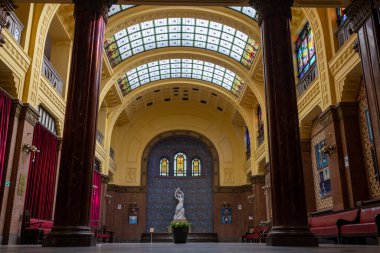 Tarihi Gellert termal banyosunun ana lobisi; Budapeşte, Macaristan 27-9-2022