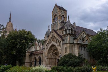 Macaristan 'ın Budapeşte kentindeki tarihi Vajdahunyad Kalesi' nin (Jaki Kapolna) ön cephesi 27-9-2022