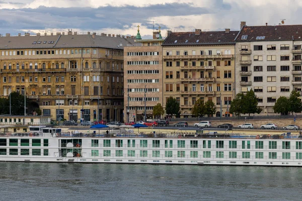 Rader Byggnader Donau Floden Budapest Ungern — Stockfoto