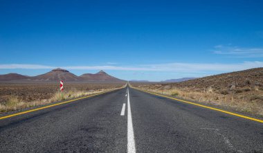 Kuzey Burnu, Güney Afrika 'da boş bir yol uzanıyor.