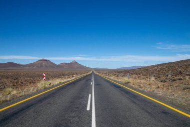 Kuzey Burnu, Güney Afrika 'da boş bir yol uzanıyor.