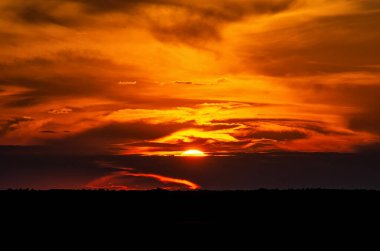 Kalahari bozkırında gün batımı manzarası