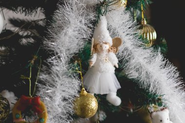 Sihirli şirin Noel oyuncakları ve süslemeler suni bir Noel ağacında, güzel bir tatil havası