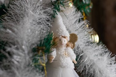 Sihirli şirin Noel oyuncakları ve süslemeler suni bir Noel ağacında, güzel bir tatil havası