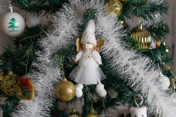 Sihirli şirin Noel oyuncakları ve süslemeler suni bir Noel ağacında, güzel bir tatil havası