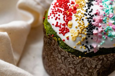 Paskalya Bayramı ev yapımı Paskalya pastaları, üzerine beyaz eggnog kreması serpiştirilmiş renkli Paskalya pastaları, Paskalya bayramı için tatlı geleneksel pastalar, Ortodoks un yemeğinin süslemeleri.