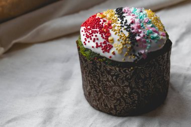 Paskalya Bayramı ev yapımı Paskalya pastaları, üzerine beyaz eggnog kreması serpiştirilmiş renkli Paskalya pastaları, Paskalya bayramı için tatlı geleneksel pastalar, Ortodoks un yemeğinin süslemeleri.