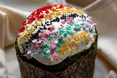 Paskalya Bayramı ev yapımı Paskalya pastaları, üzerine beyaz eggnog kreması serpiştirilmiş renkli Paskalya pastaları, Paskalya bayramı için tatlı geleneksel pastalar, Ortodoks un yemeğinin süslemeleri.