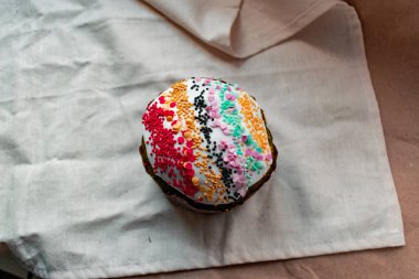 Paskalya Bayramı ev yapımı Paskalya pastaları, üzerine beyaz eggnog kreması serpiştirilmiş renkli Paskalya pastaları, Paskalya bayramı için tatlı geleneksel pastalar, Ortodoks un yemeğinin süslemeleri.