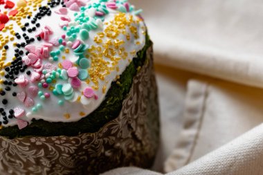 Paskalya Bayramı ev yapımı Paskalya pastaları, üzerine beyaz eggnog kreması serpiştirilmiş renkli Paskalya pastaları, Paskalya bayramı için tatlı geleneksel pastalar, Ortodoks un yemeğinin süslemeleri.