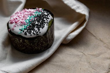 Paskalya Bayramı ev yapımı Paskalya pastaları, üzerine beyaz eggnog kreması serpiştirilmiş renkli Paskalya pastaları, Paskalya bayramı için tatlı geleneksel pastalar, Ortodoks un yemeğinin süslemeleri.