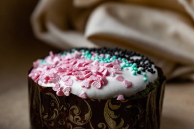 Paskalya Bayramı ev yapımı Paskalya pastaları, üzerine beyaz eggnog kreması serpiştirilmiş renkli Paskalya pastaları, Paskalya bayramı için tatlı geleneksel pastalar, Ortodoks un yemeğinin süslemeleri.