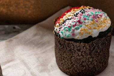 Paskalya Bayramı ev yapımı Paskalya pastaları, üzerine beyaz eggnog kreması serpiştirilmiş renkli Paskalya pastaları, Paskalya bayramı için tatlı geleneksel pastalar, Ortodoks un yemeğinin süslemeleri.