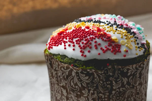 Pasteles Caseros Pascua Con Espolvoreo Colores Sobre Crema Ponche Huevo — Foto de Stock