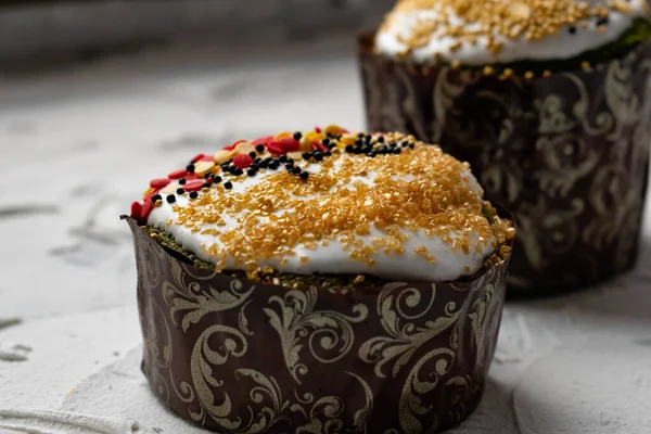 Pasteles Caseros Pascua Con Espolvoreo Colores Sobre Crema Ponche Huevo —  Fotos de Stock