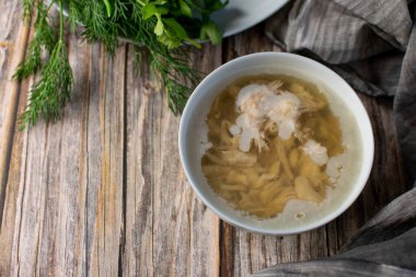 Kholodets ya da studen, bir Rus yemeği haşlanmış domuz eti, tavuk ve sığır eti berrak altın çorba ve yağlı, taze otlar ve atıştırmalık olarak sarımsak ile servis edilir.