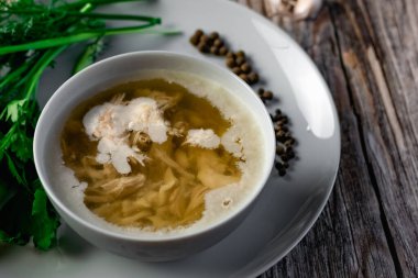 Kholodets ya da studen, bir Rus yemeği haşlanmış domuz eti, tavuk ve sığır eti berrak altın çorba ve yağlı, taze otlar ve atıştırmalık olarak sarımsak ile servis edilir.