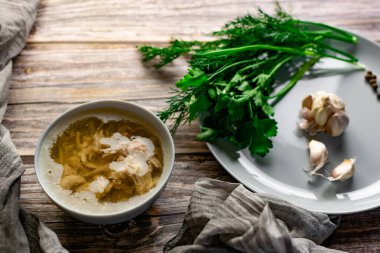 Kholodets ya da studen, bir Rus yemeği haşlanmış domuz eti, tavuk ve sığır eti berrak altın çorba ve yağlı, taze otlar ve atıştırmalık olarak sarımsak ile servis edilir.