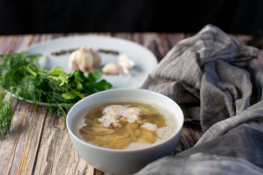 Kholodets ya da studen, bir Rus yemeği haşlanmış domuz eti, tavuk ve sığır eti berrak altın çorba ve yağlı, taze otlar ve atıştırmalık olarak sarımsak ile servis edilir.