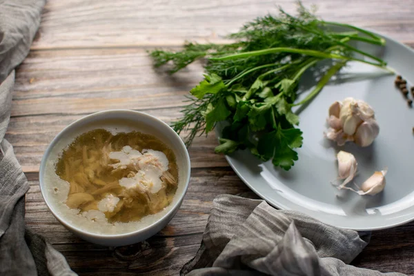 Kholodets ya da studen, bir Rus yemeği haşlanmış domuz eti, tavuk ve sığır eti berrak altın çorba ve yağlı, taze otlar ve atıştırmalık olarak sarımsak ile servis edilir.