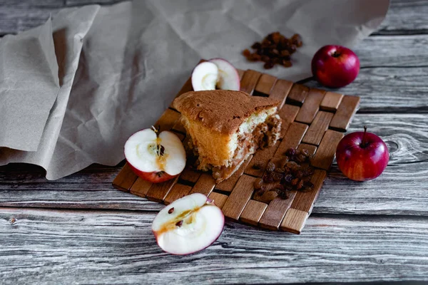 Sponge Cake Apples Raisins Sprinkled Fragrant Cinnamon Airy Sweet Tough — стоковое фото
