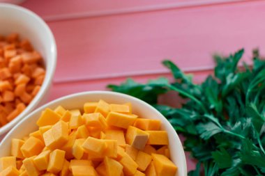 Balkabağı ve havuç doğranmış, taze tatlı sebzeler, parlak turuncu renkler, doğa ürünlerinin güzelliği, mutfakta pişirmek için ham malzemeler.