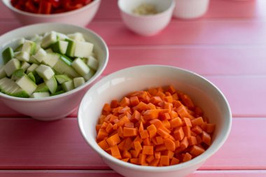 Balkabağı ve havuç doğranmış, taze tatlı sebzeler, parlak turuncu renkler, doğa ürünlerinin güzelliği, mutfakta pişirmek için ham malzemeler.