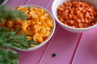 Balkabağı ve havuç doğranmış, taze tatlı sebzeler, parlak turuncu renkler, doğa ürünlerinin güzelliği, mutfakta pişirmek için ham malzemeler.