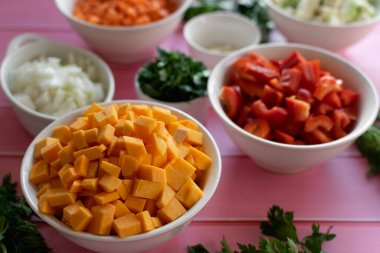 Balkabağı ve havuç doğranmış, taze tatlı sebzeler, parlak turuncu renkler, doğa ürünlerinin güzelliği, mutfakta pişirmek için ham malzemeler.