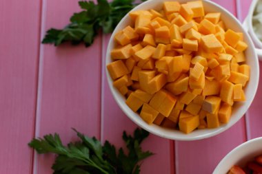 Balkabağı ve havuç doğranmış, taze tatlı sebzeler, parlak turuncu renkler, doğa ürünlerinin güzelliği, mutfakta pişirmek için ham malzemeler.