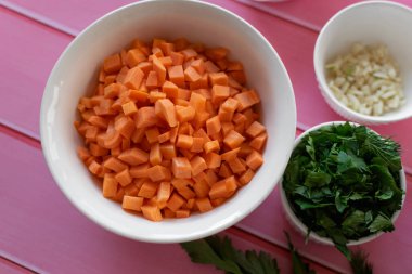 Balkabağı ve havuç doğranmış, taze tatlı sebzeler, parlak turuncu renkler, doğa ürünlerinin güzelliği, mutfakta pişirmek için ham malzemeler.
