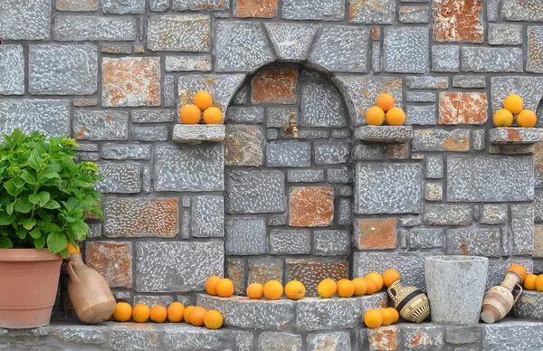 Apelsiner på väggen — Stockfoto