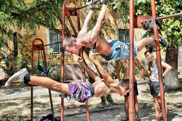 A juventude está envolvida em Volgograd em equipamentos esportivos — Fotografia de Stock