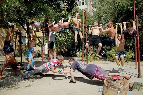Молодежь занимается в Волгограде на спортивной технике — стоковое фото