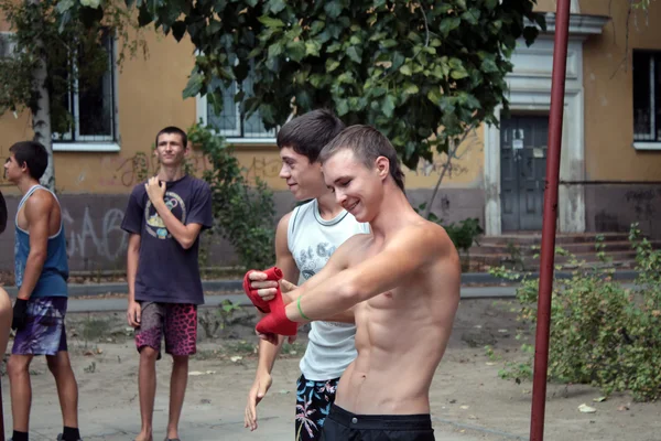 Młodzież jest zaangażowany w Wołgogradzie na sprzęt sportowy — Zdjęcie stockowe