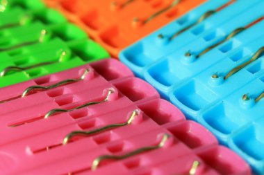 renkli plastik giysiler peg