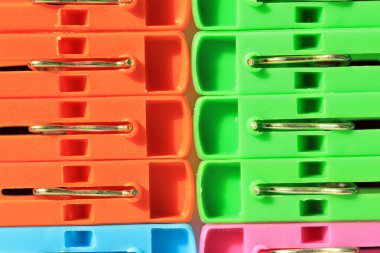 renkli plastik giysiler peg