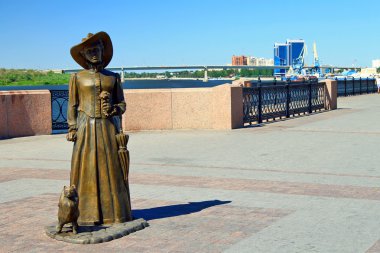 Köpekli Kadın heykel bileşimi. Astrakhan, Rusya Federasyonu