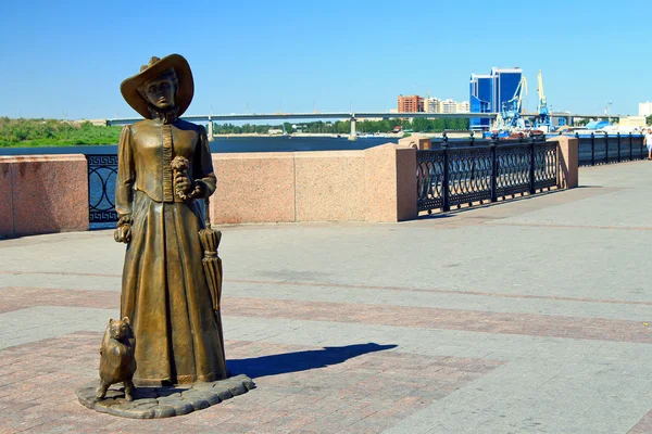 Köpekli Kadın heykel bileşimi. Astrakhan, Rusya Federasyonu