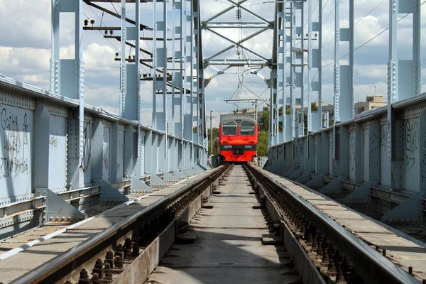 Electric train coming down the tracks. Russia — Stock Photo, Image