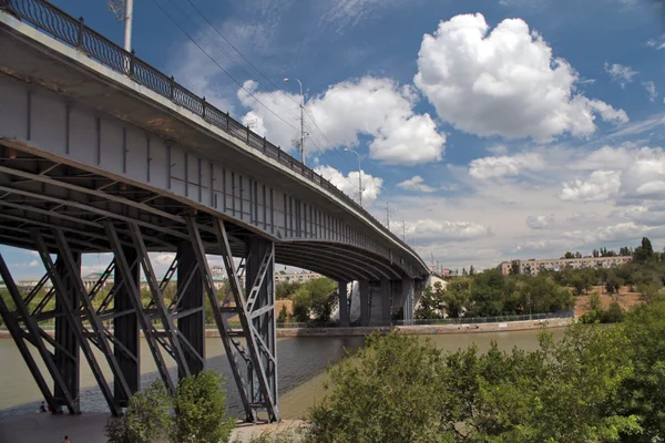 De verkeersbrug via het kanaal van de Wolga-don — Stockfoto