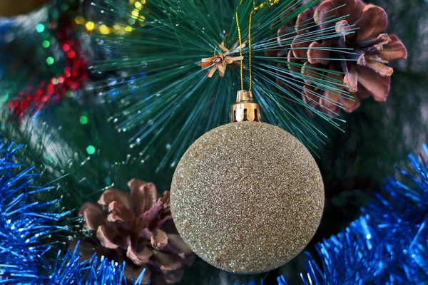 Christmas speelgoed tegen de achtergrond van Nieuwjaar klatergoud — Stockfoto