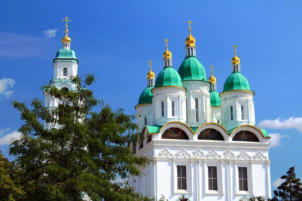 Utsikt över katedralen klockstapeln i astrakhan från träden — Stockfoto