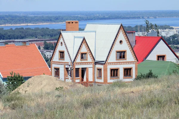 Brick house built on a hill above the river — Stock Photo, Image