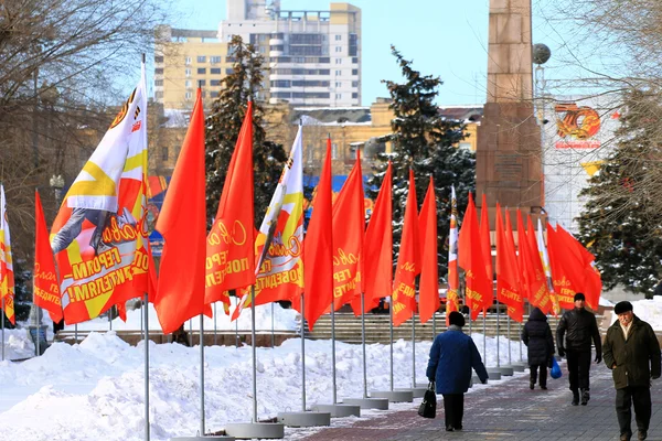 The alley of heroes in the city of Volgograd, decorated with red flags. Volgograd 2013 — Stock Photo, Image