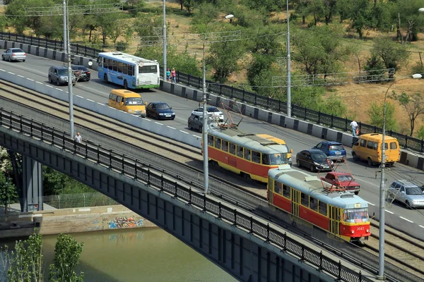 Verkehr auf der Brücke durch den Wolga-Don-Kanal — Stockfoto
