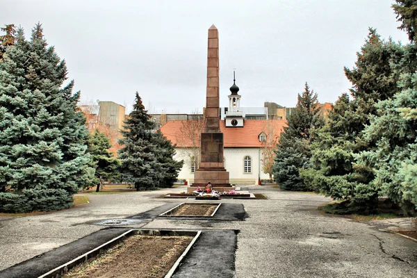 Flores asignadas a la llama no eterna en el monumento en la plaza de la libertad en Volgogrado — Foto de Stock