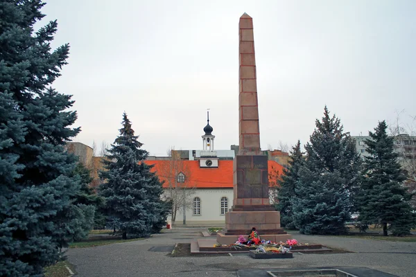 Fiori assegnati alla fiamma non eterna al monumento sulla piazza della libertà a Volgograd — Foto Stock