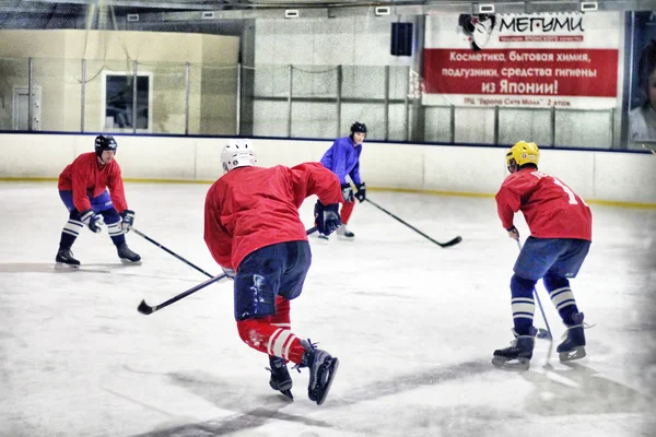 Eishockeyspiel der Amateurmannschaften in der Wolgograder Eishalle — Stockfoto